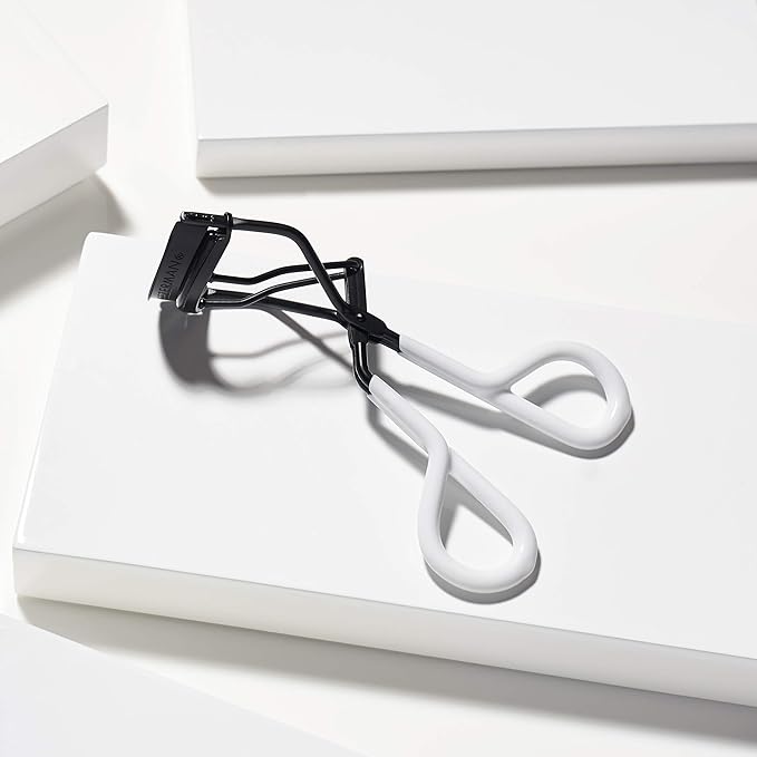 Tweezerman Onyx Great Grip Eyelash Curler - Makeup Eyelash Tool for All Eye Shapes